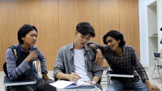 Retakan Kaca Dirumahku Trailer