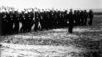 Revue du Bardo : commencement du défilé. État-major. Pompiers Trailer