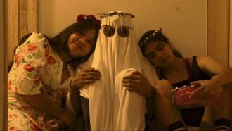 Rosas y Fantasmas Trailer