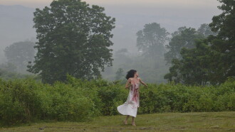 Sa Pagitan ng Pagnanasa at Pangungulila Trailer