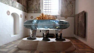 Sarcophagus for a Queen Trailer