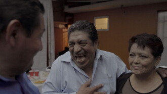 Son para tres Trailer