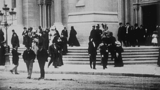 Sortie de l’église Trailer