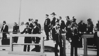 Suite du cortège passant devant l’amiral Avellan Trailer