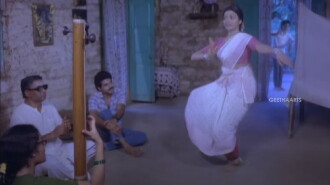 Swarnakamalam Trailer