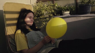 The girl who loves yellow Trailer