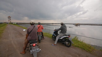 Tour on Mud Trailer