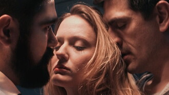 Tres extraños Trailer