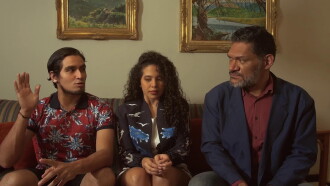 Tres son multitud, cuatro es un desastre Trailer