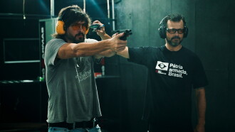 Um Tiro no Escuro Trailer