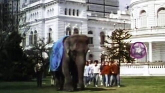 Un elefante en banda Trailer