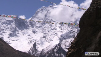 Un nuage sur le toit du monde Trailer