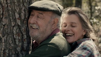 Una mujer con unas alas tremendas Trailer