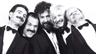 Unen canto con humor Trailer