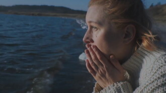 Ved havets dør Trailer
