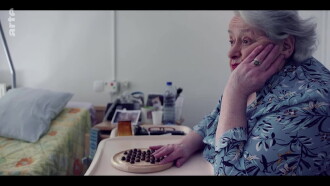 Vieillir enfermés Trailer