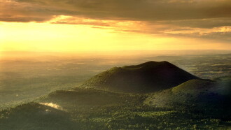 Volcans d'Auvergne : vont-ils se réveiller ? Trailer