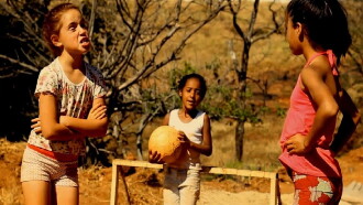 Zaga de Bonecas Trailer