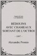 Bédouins avec chameaux sortant de l’octroi