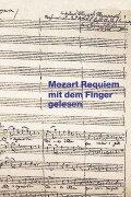 Mozart Requiem mit dem Finger gelesen