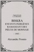 Biskra : enfants indigènes ramassant des pièces de monnaie