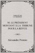M. le président montant à la tribune pour la revue
