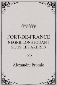 Fort-de-France : négrillons jouant sous les arbres (1902)
