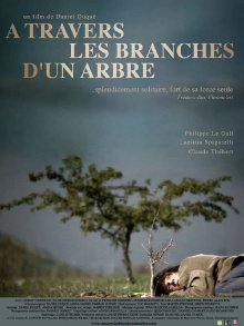À travers les branches d'un arbre Trailer