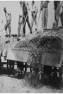 Arrivée et déchargement d’un train de gravier Trailer