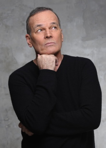 Baffie se pose des questions Trailer