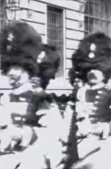 Défilé des vétérans en costumes anciens : II. Vue de près Trailer