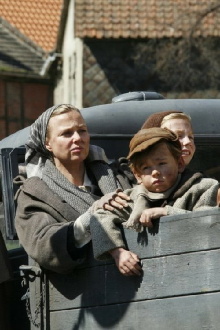 Ein Dorf schweigt Trailer