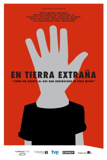 En tierra extraña Trailer