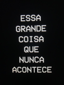 Essa Grande Coisa que Nunca Acontece Trailer