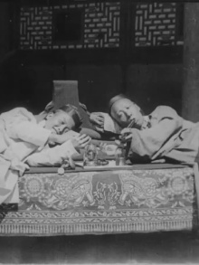Fumeurs d'opium Trailer