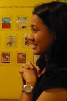 INT.-EXT. (Ella, Marita, Atbp.) Trailer