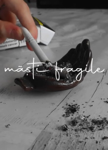 măști fragile Trailer