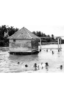 Muchachos bañándose en la laguna de Maracaibo Trailer