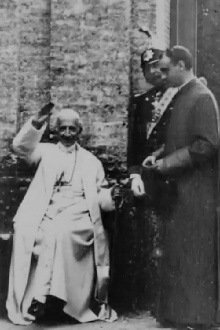 Pope Leo XIII Leaving Carriage and Being Ushered Into Garden, No. 104 Trailer