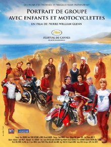 Portrait de groupe avec enfants et motocyclettes Trailer