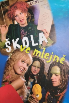 Škola ve mlejně Trailer