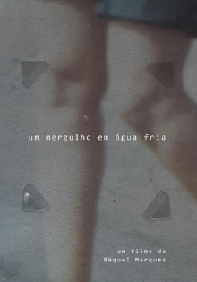 Um mergulho em água fria Trailer