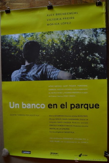 Un banco en el parque Trailer
