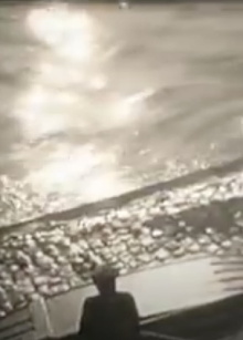 Un Muelle del Sena Trailer
