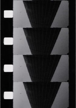 Chutes de trois gouttes de mezcal dans une coupe de champagne (1983)