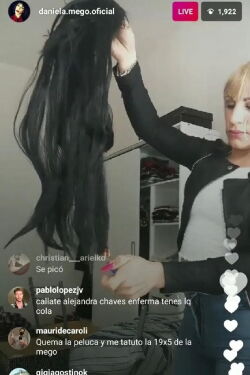 La mego prende fuego una peluca en vivo al grito de gorda sucia (2020)