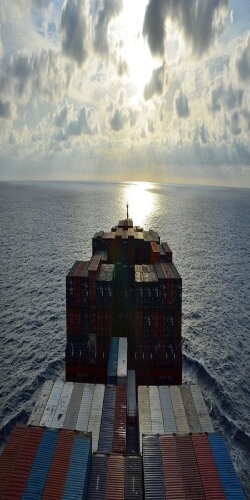 50.000 PS auf hoher See - Containerriese RHL Calliditas (2016)