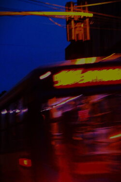 A Chegada Do Ônibus Na Madrugada Da Cidade Do Céu Roxo (2024) A Chegada Do Ônibus Na Madrugada Da Cidade Do Céu Roxo (2024)