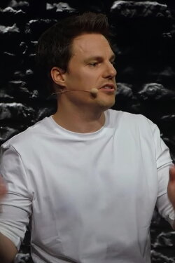 Anders Stjernholm: Fra Blå til Rød til Vanvittig (2019)