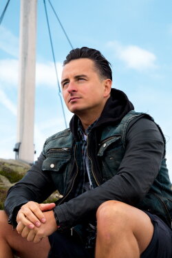 Andreas Gabalier – 10 Jahre Volks-Rock'n'Roller: Das Portrait (2019) Andreas Gabalier – 10 Jahre Volks-Rock'n'Roller: Das Portrait (2019)
